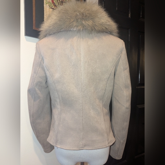 Beige Teddy Jacket with Plush Fur Collar and Fitted Design - Picture 4 of 10